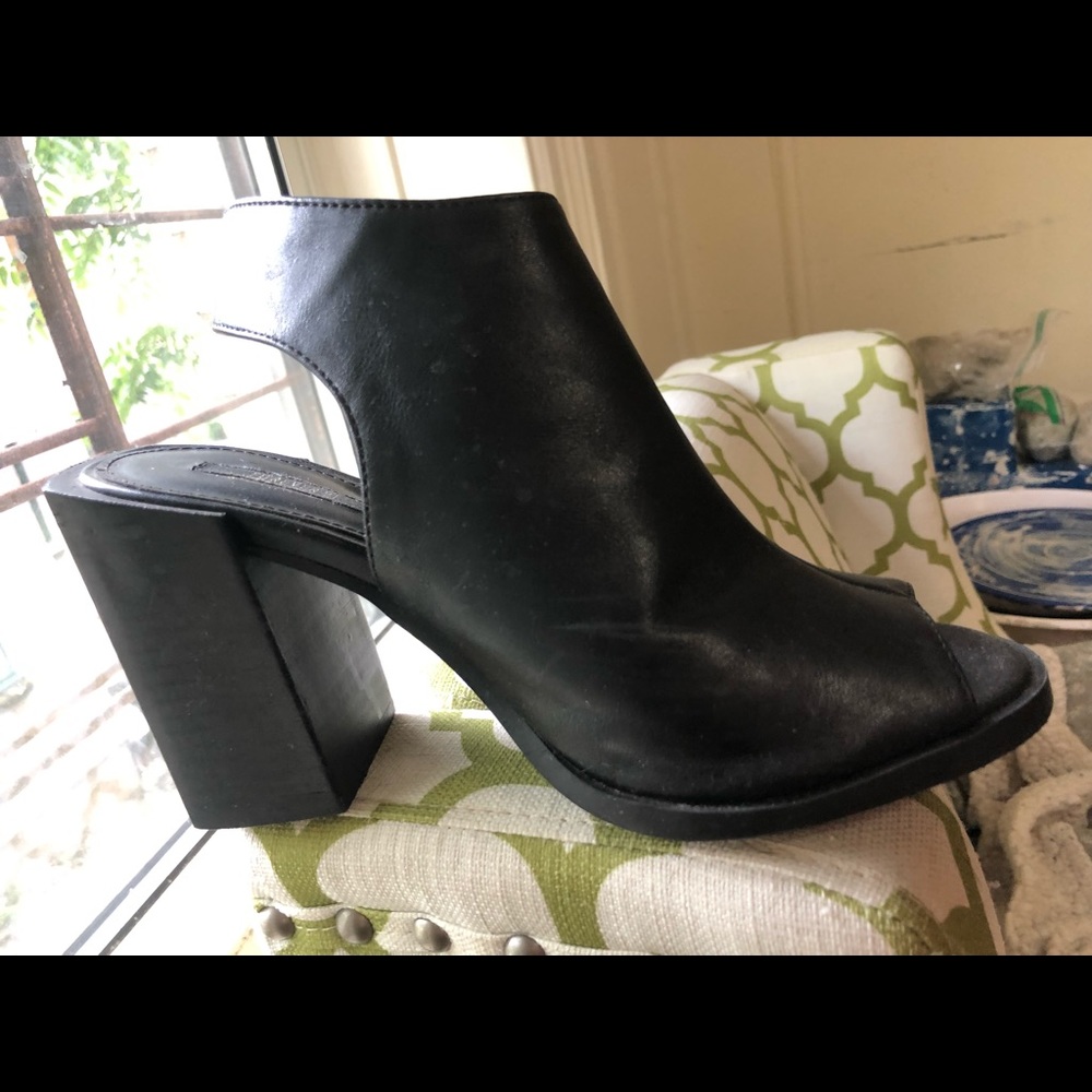 Peep toe black heeled sandals